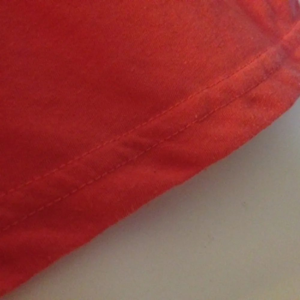 Aprikos färgat linne med texten 