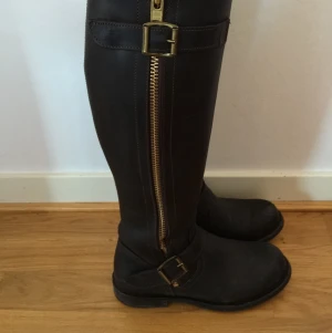  - Mörkbruna Primeboots storlek 36, inköpta förra vintern använda fåtal gånger, nyskick! Nypris 3600