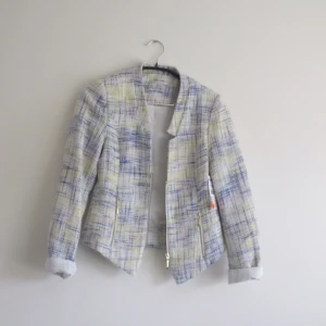  - Somrig kavaj från Lindex, aldrig använd! Storlek 34 men passar även 36. Frakt 70kr ✨