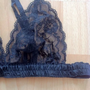  - ▪️Superfin bh i svartspets från Katarina Nyman. Något transparant & riktigt vacker▪️

• Storlek: XS, passar nog AA-B kupa
• Märke: Katarina Nyman 
• Skick: Endast provad & tvättad, som ny!
• Övrigt: Inga skavanker alls
• Frakt: 7kr