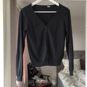  - Fin kofta i ullblandning från hm med pads på armbågarna. Mörkgrå, fint skick.