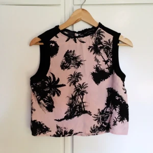  - Topp från ZARA, aldrig använd! Storleken är M men den är ganska liten och passar även mig som brukar ha XS. 