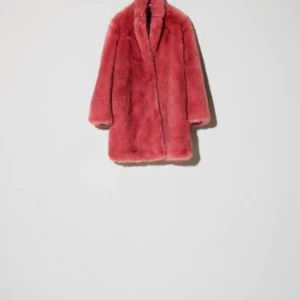 Hope jacka - Jacka i fuskpäls använd cirka 15 gånger, bra skick. Storlek 36, stor i storleken. 