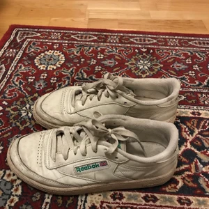 Skitsnygga Reebok sneakers - Väl använda men ändå väldigt bra kvalite. Har aldrig tvättat dom så dem kan bli renare😏 frakten tillkommer😊