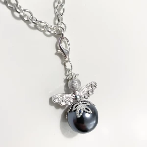 Skyddsängel  - Helt ny skyddsängel med grå pärla. Perfekta gåvan/presenten. Passar så fint i ett längre halsband eller i nyckelknippan. Stl 4,5 cm 
