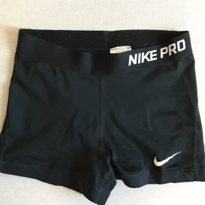 Nike PRO shorts  - Knappt använda och i fint skick! Storlek M men rätt små i storleken skulle jag säga så passar nog S också. Om långa är intresserad blir det bud