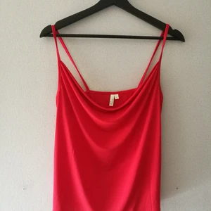 Nelly trend linne  - Rött linne från Nelly trend. Stl. S. Snyggt till fest eller under en skjorta, kavaj. 💃