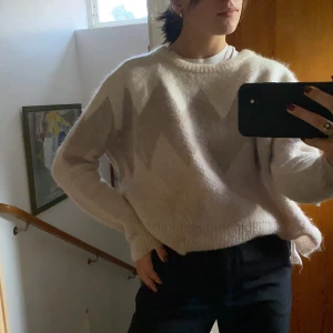 Stickad tjocktröja - Jättemysig stickad tröja från Zara. Använt den ett fåtal gånger och är som ny. Storlek S men är ganska stor och mysig och passar även som M