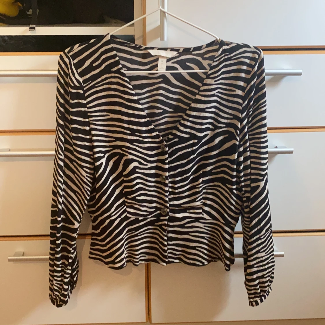 Jätte söt figursydd blus från HM
