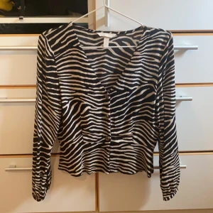 Jätte söt figursydd blus från HM - Säljer denna då den är liten i brösten på mig som har en D kupa :( jätte fin i midjan och slutar perfekt vid höfterna. Priset går att diskutera 