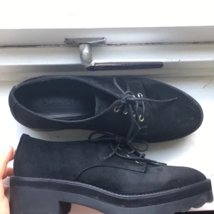 !coola skor kom å köp! - Jag säljer ett par svarta och coola skor från Bershka! Skorna är använda vid max fem tillfällen och är i gott skick bortsett från ett par ”skråmor” som inte syns om du inte ”söker” efter de. ✨180kr + frakt DM vid intresse✨