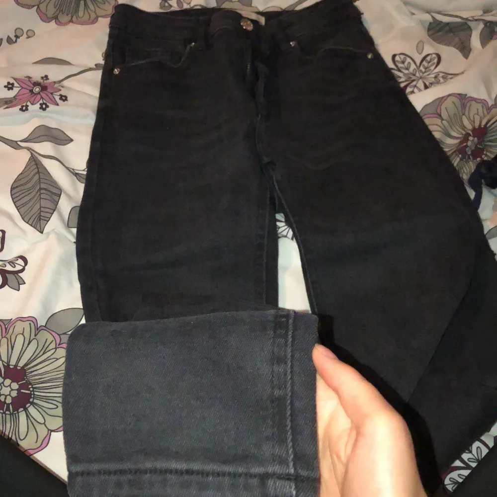 Helt vanliga svarta/mörkgråa jeans från Gina, aldrig använda. 180kr:). Jeans & Byxor.