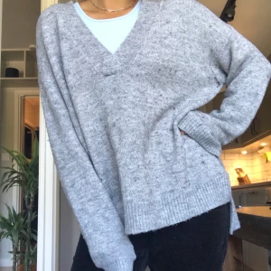 Mysig v-ringad tröja - Säljer min mysiga tröja från H&M i storlek S. Tröjan är oversized och passar på de flesta! 