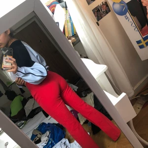 Röda byxor - Superfina röda byxor med gulddetaljer köpta på humana second hand🤩🤩😚😚