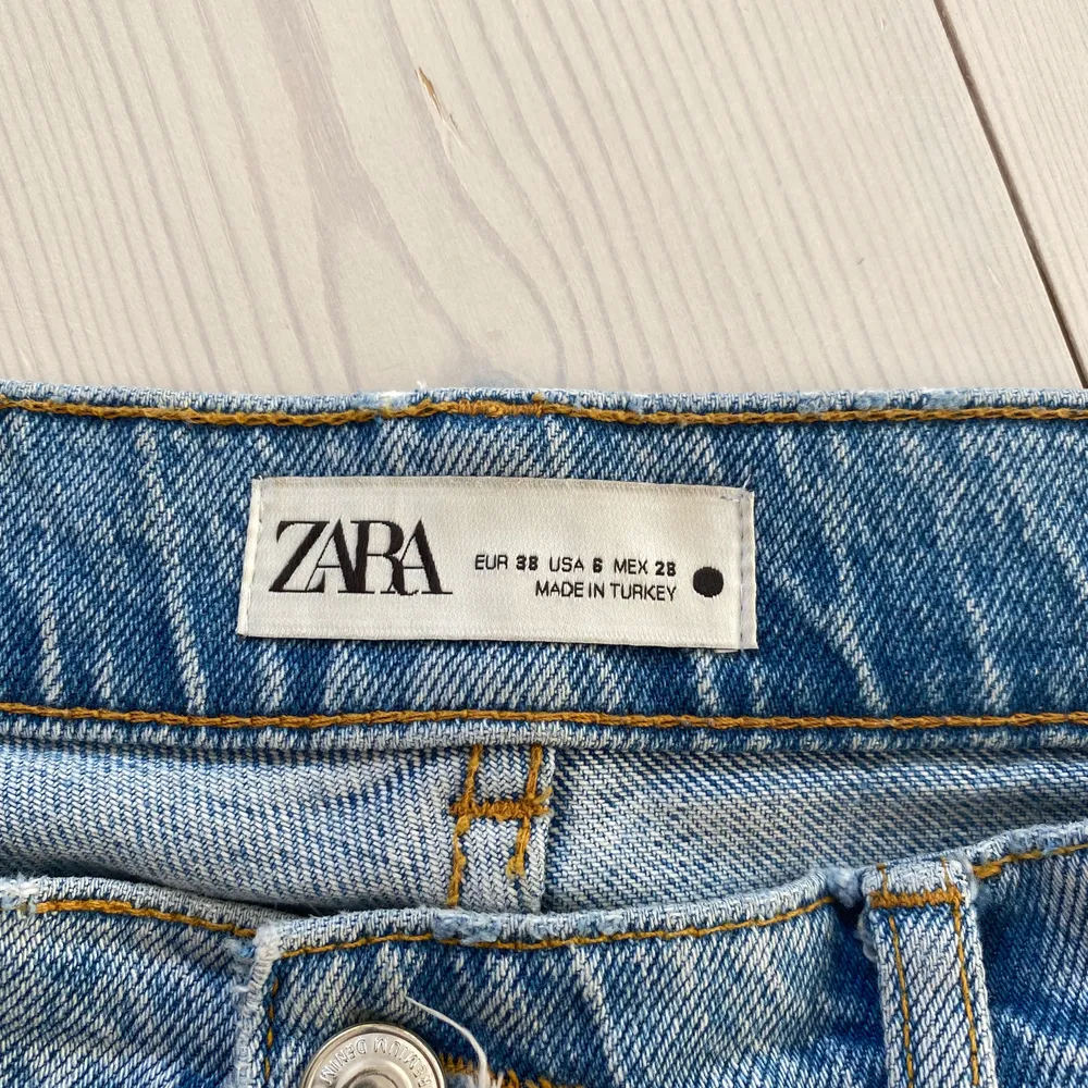 Säljer mina näst intill oanvända jeans från zara i ”full lenght”. Skit snygga men har andra jag gillar mer så dom har bara legat i garderoben. Byxorna är i original längd så perfekt för er som är längre. Pris kan diskuteras vid snabb affär! Kan mötas upp i Stockholm och posta, köparen står för frakt om vi knte kommit överens om annat. Vid fler bilder eller andra frågor är det bara att höra av sig! 💗. Jeans & Byxor.