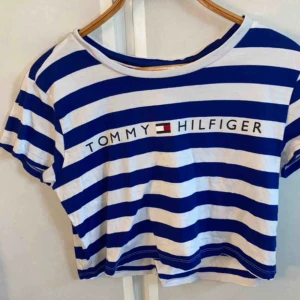  - Tommy hilfiger t-shirt som är lite kortare i modellen den är så himla bekväm och snygg men jag använder den alldeles för sällan så säljer den. Köparen står för frakt 