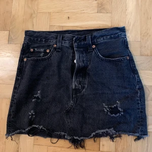 Levis kjol - Levis kjol som jag tyvärr växt ur. Storlek 25. Kan frakta men frakten är 50kr