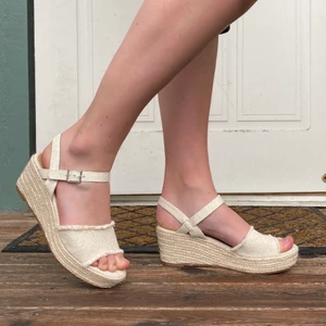 beiga klackar - Fina beiga klackar köpta från zalando i somras, säljer för jag aldrig använt dem (endast provat). Dem är i storlek 38. Köpta för runt 350-400kr. Gratis frakt! Tar endast swish 🦋✨