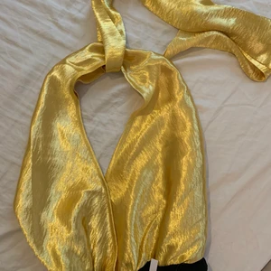 Fin gul body med prislapp kvar!! - Ej använd. Kan frakta men står inte för frakt på 50kr!