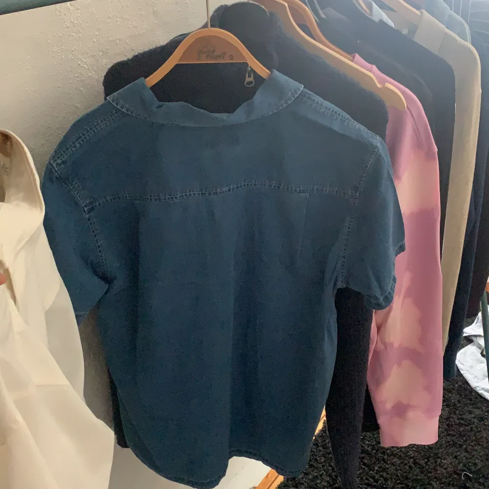 En helt oanvänd jeansskjorta från weekday! Köpte fel storlek😬 . Skjortor.