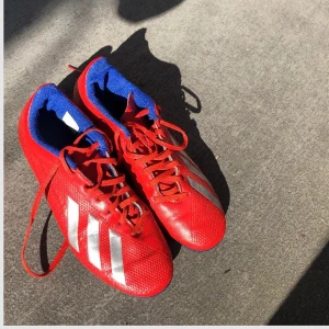 Adidas storlek 40 - Köpte från unisport.och jag har användat de tre gånger bara 
