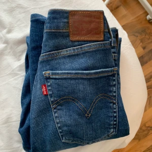 Levis jeans  - Blå Levis jeans i storlek 24, nyskick då dom är förstora för mig så jag inte kunnat använda dom så mkt 