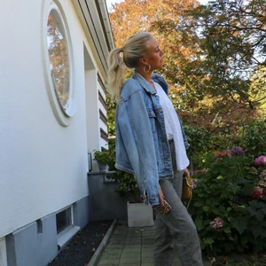 Vintage jeans jacks  - Säljer en vintage jeansjacka med slitage. Står ingen storlek men passar XS-S