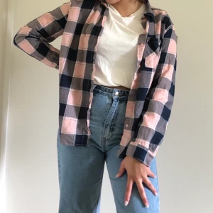 Skjorta - Säljer en superfin mönstrad flanellskjorta. Knappt andvänd💞 Köpt för 200kr. Skicka privat för mer info. Personen bär S vanligtvis