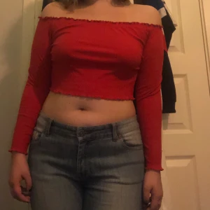 off the shoulder top - söt röd ribbad off shoulder topp, vet ej var jag köpte den men tror bikbok. köparen står för frakt