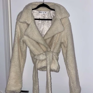 Jacka storlek S/M - Jacka i storlek S/M helt ny med alla etiketter kvar från Missguided. jättemysig höstjacka/vårjacka
