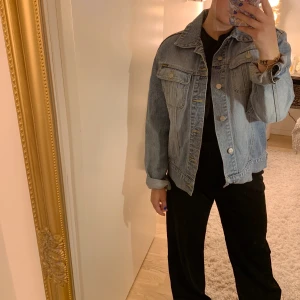 Crocker jeansjacka - Säljer min fina jeansjacka från crocker! Den är väldigt sparsamt använd, använd ksk ca 1/2 ggr. Strl L men sitter snyggt oversized på mig😇