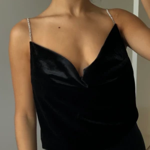 Fest top  - Säljer denna oanvända top från Missguided. Strl 34. Passar 36 såväl.  Velvet material. Fraktas. 