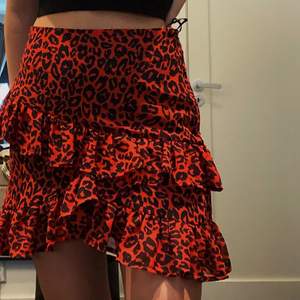 Säljer mina fina endast testade kjol från bikbok! Superfin men kommer aldrig till användning:( köparen står för frakt 22kr! (Sista bilden är lånad)