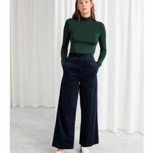 & other stories manchesterbyxor storlek 34 - Ett par gröna manchesterbyxor, som nu tyvärr är för små. Väl använda men i bra skick. Inköpta för 790 kr, säljes för 200 kr. Köpare står för fraktkostnad:) första bilden visar byxorna i blå färg, vilket de inte är! 