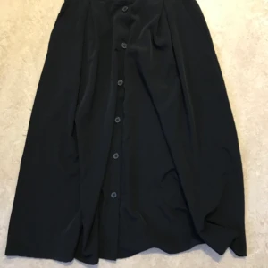 Medellång kjol - Helt oanvänd kjol från monki med knappar och fickor. Verkligen superfin men inte min stil tyvärr. Storlek 36, passar s/m 