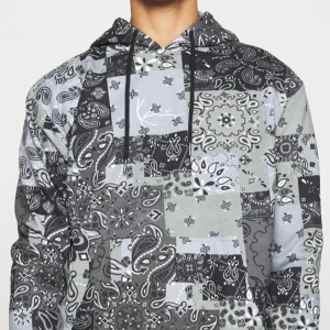 Kani - Kani hoodie, använd 1 gång som ny aldrig tvättad. Xl men sitter som L ungefär, nypris 1000kr