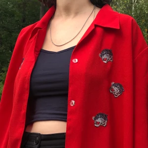 Oversized skjorta  - En snygg och cool oversized skjorta med små stilrena tigrar på. Köptes second hand. Går att stoppa in eller croppa om man vill ha den kortare. Lägg ett bud :) 