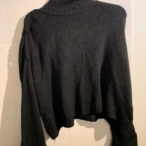 Stickad tröja med utsvängda armar från Ginatricot, storlek S. - 166 kr med inkluderad frakt.