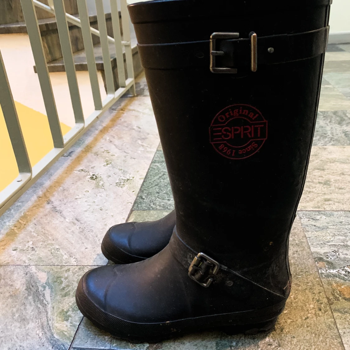 Svarta stövlar från Esprit