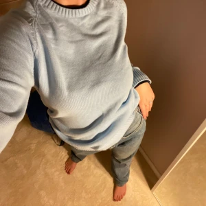 Blå stickad tröja 💙 - Super söt stickad tröja! Coola mörkblåa detaljer på armarna och kragen. Köparen står för frakten annars möts vi upp på söder 💙