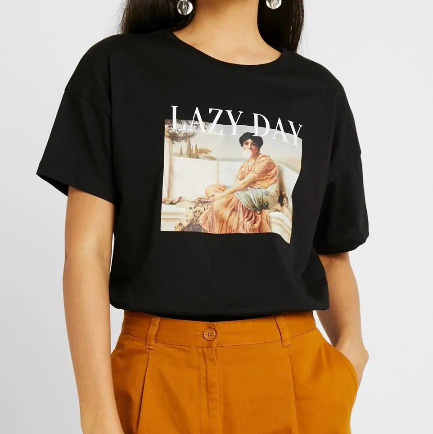 Säljer denna ”Lazy day” tröja från twintip, knappt använd och i väldigt fint skick. Köparen står för frakten vilket är 50kr🥰. T-shirts.