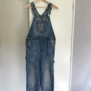 Hängselbyxor Monki - Jättefina hängselbyxor i jeans från Monki. Strl XS men passar även S. Fina detaljer
