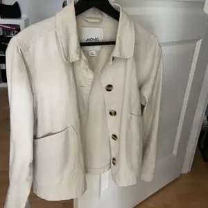 Beige jacka ifrån Monki i stolek xs