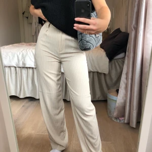 Kostymbyxor - Säljer dessa trendiga kostym byxor ifrån nakd! I storlek S! Aldrig använt!💞150kr + frakt