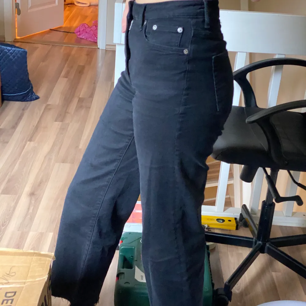 Raka jeans, endast använda en gång, är i gott skick. Ni ser de på mig på bilden, är 175cm lång! Köparen står för frakten som är 79kr :). Jeans & Byxor.