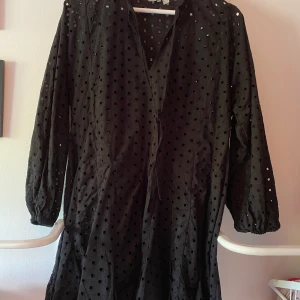 Klänning ASOS - Klänning från Asos. Nypris 519kr. Använd endast 1 gång. Storlek 36 men passar både mindre och större då den är väldigt vid i modellen. Jag är 172cm och den går till lite ovanför knäna🦋 skriv i dm vid frågor eller intresse⚡️💗 Pris kan diskuteras🧚🏼 Frakt tillkommer 63kr spårbart.