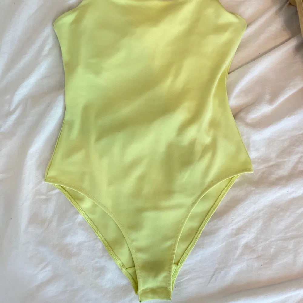 En pastell/ neon. gul body från H&M. Toppar.