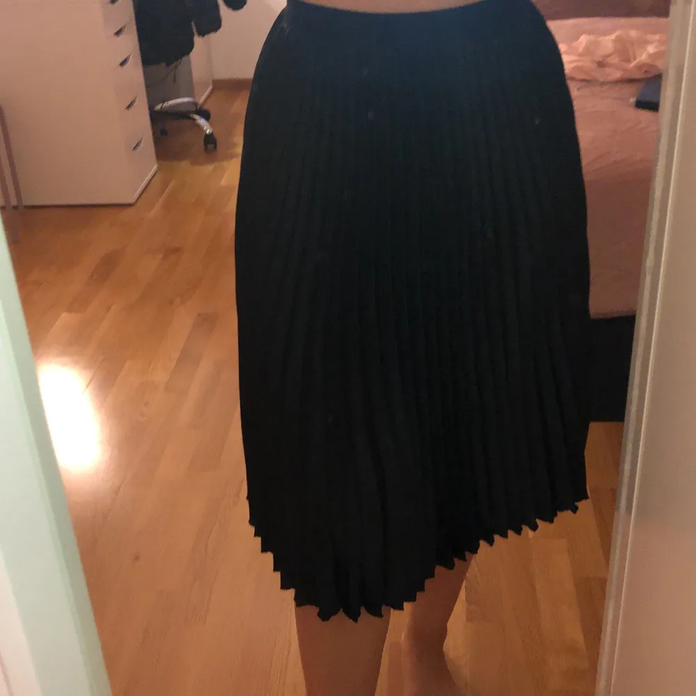 Fin svart pennkjol från H&M storlek 36 men passar även 34 och 38! 💫 (Skriv för fler bilder, kunden står för frakten som summan varierar beroende på varans vikt) . Kjolar.