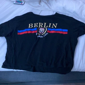 H&M - Svart tröja med tryck 