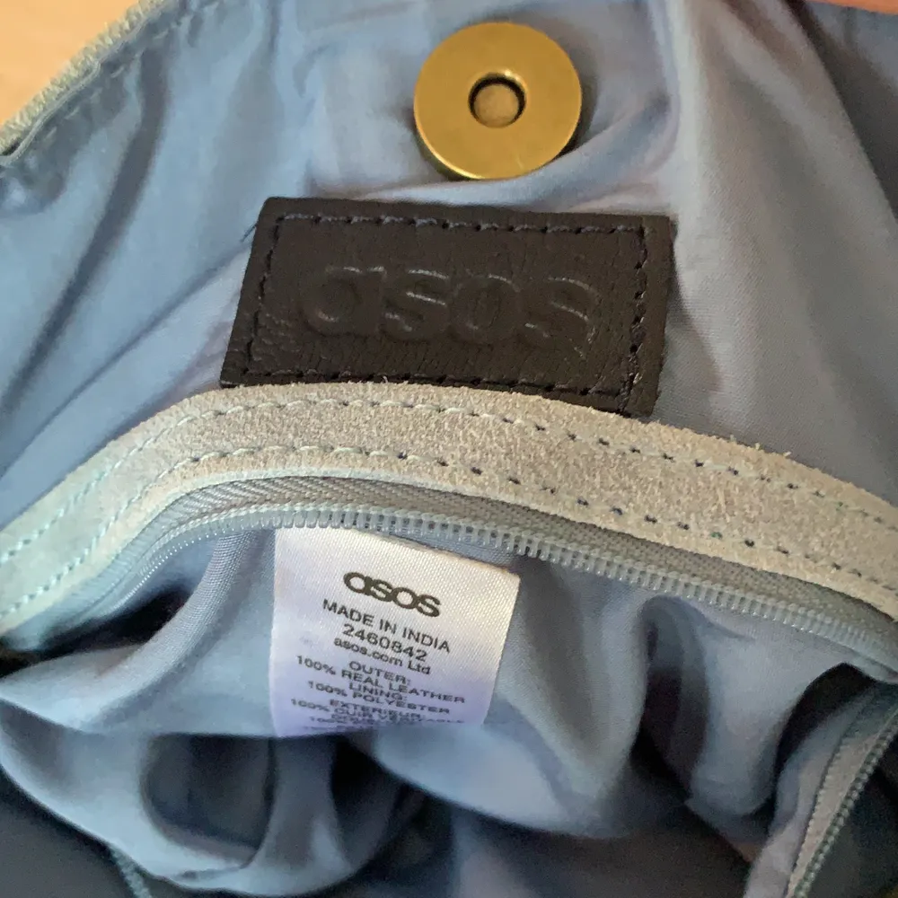 Väska från Asos i 100% äkta läder. Sparsamt använd och så fint skick även inuti väska. Pris ink frakt. . Väskor.